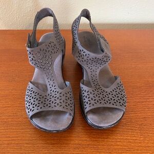 JBU Chloe Wedge Cushioned Sandals Gray Vegan Leather Laser Cut Floral Size 8